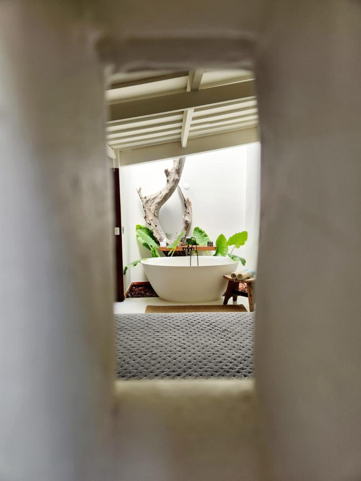 Outro Beach Hotel กุมบูกุ ภายนอก รูปภาพ